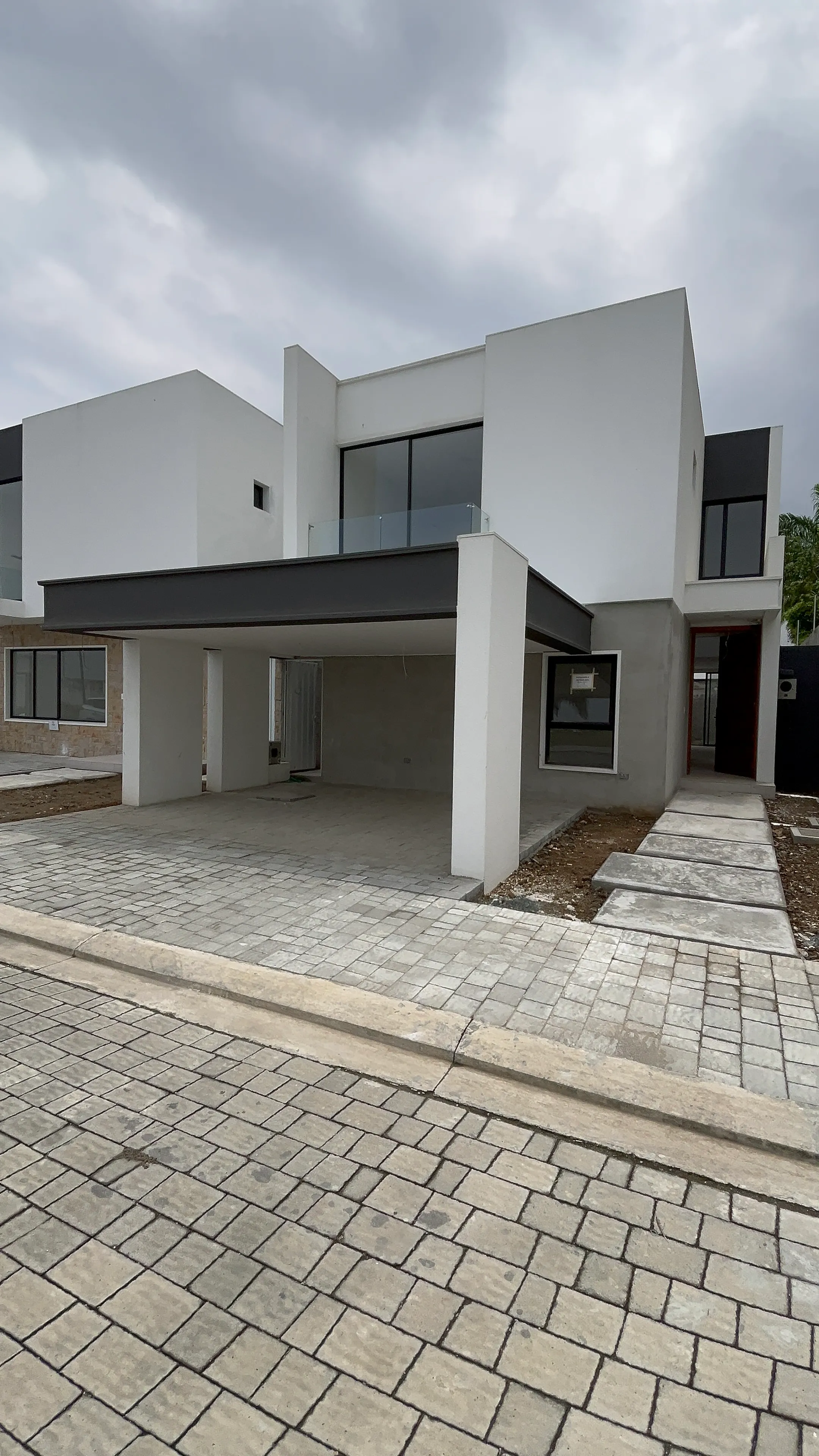 CASA 3 DORMITORIOS EN URBANIZACIÒN LA COSTA SAMBORONDÒN